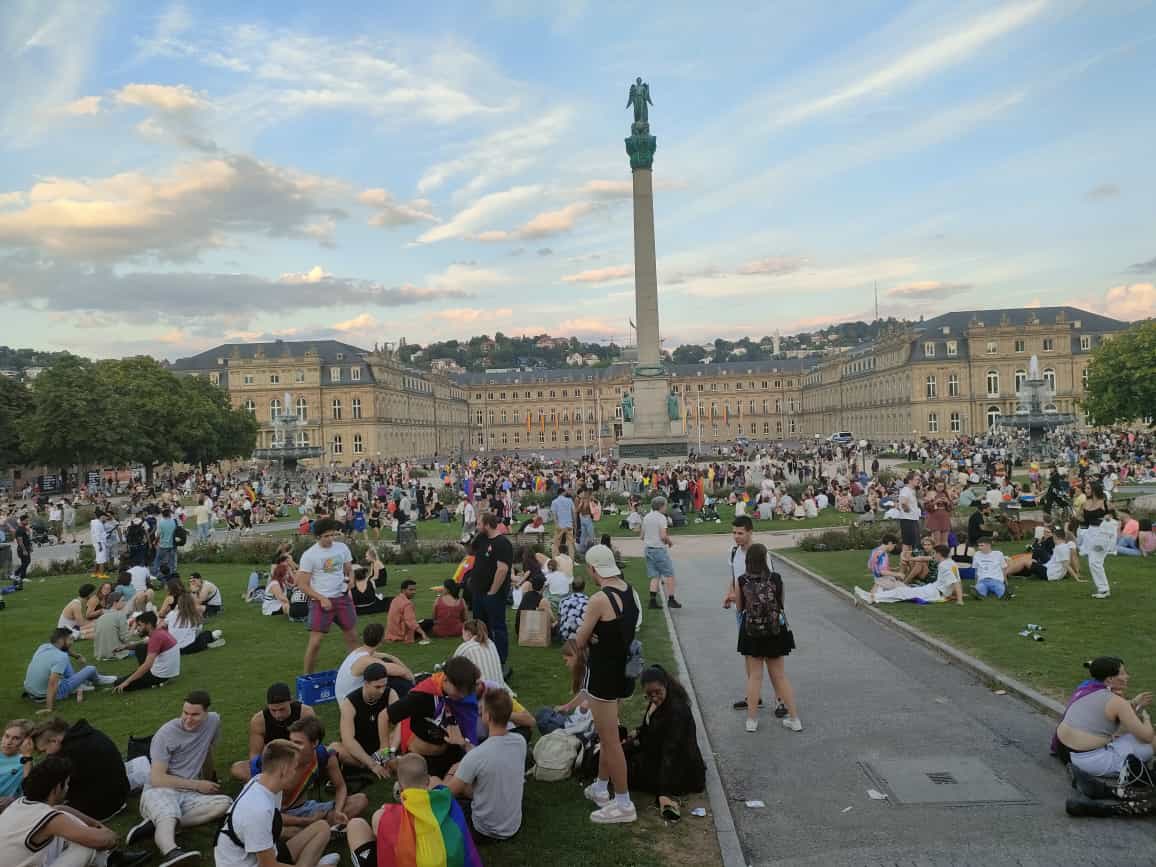 Menschen im Schlosspark Stuttgart